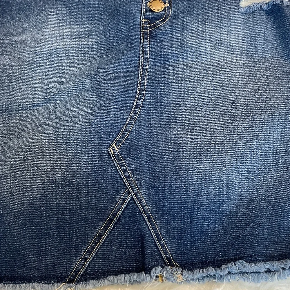 Red Star Button-Front Medium Blue Distressed Denim Mini Skirt Size 2 - Picture 8 of 16